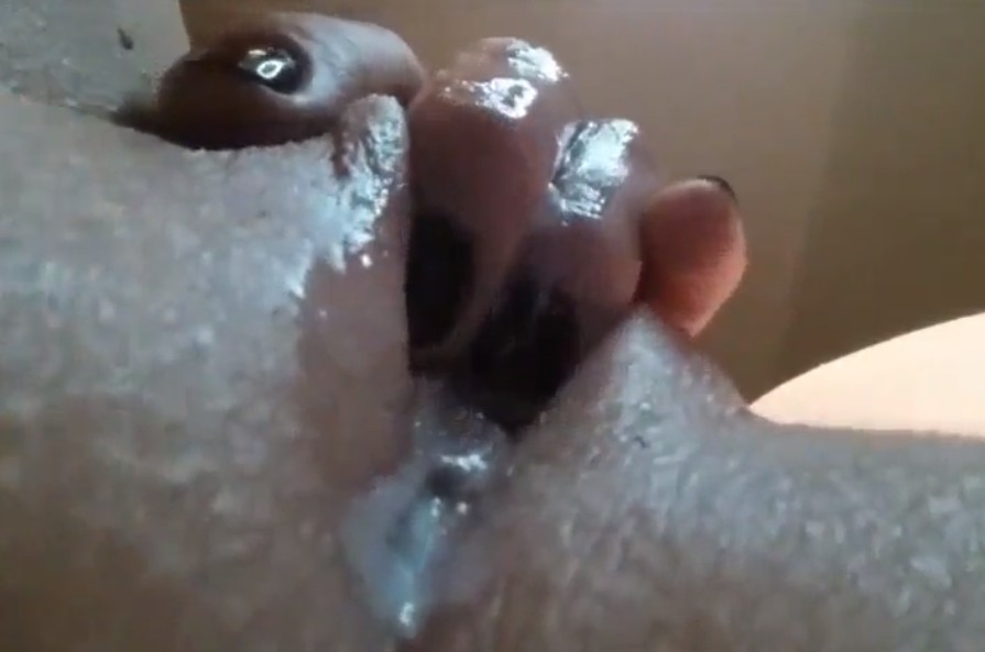 Mi suegra me envía un vídeo masturbándose por whatsapp